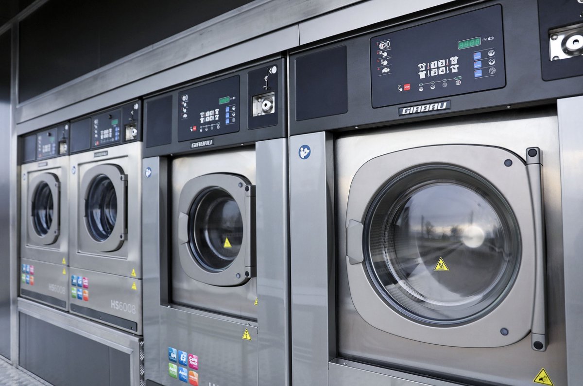 Maquinària de Girbau destinada a una bugaderia mòbil