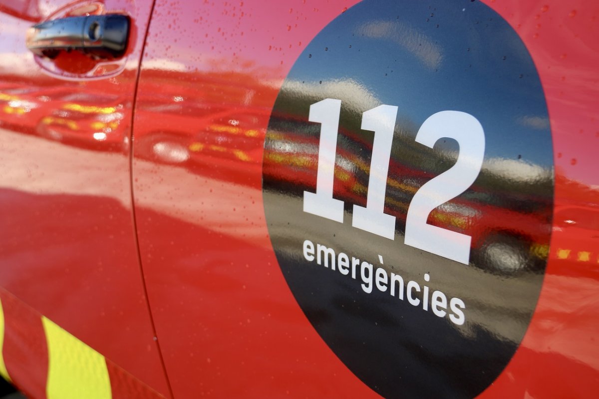 El 112 en un vehicle d'emergències dels bombers