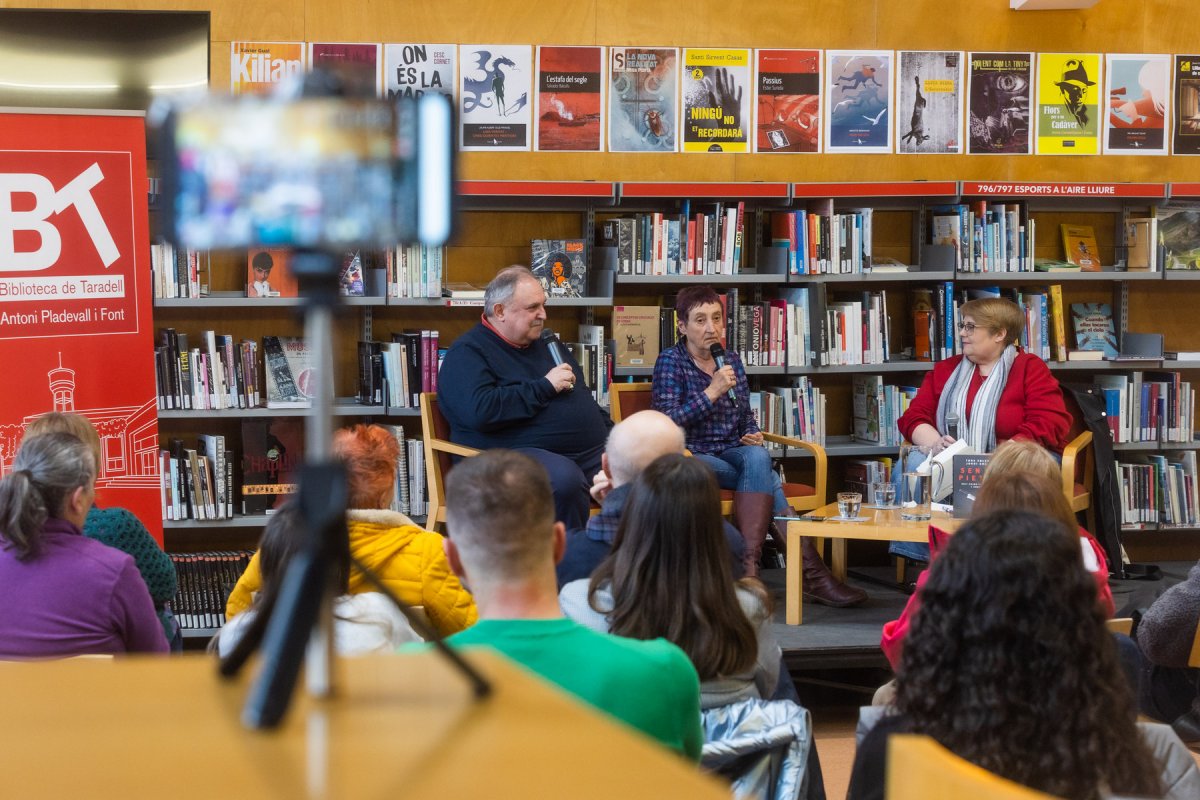 Jordi Grau i Tura Soler en diàleg amb Núria Martínez, comissària del Taradell Negre, dimecres a la biblioteca