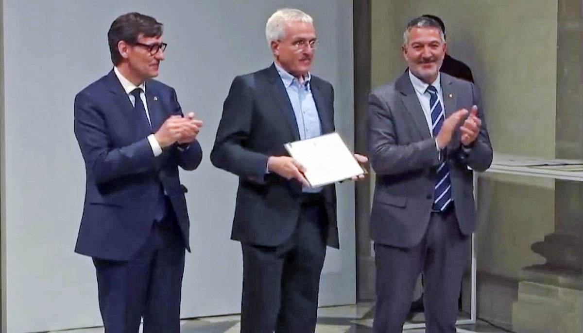 Antoni Centellas, entre el president Illa i el conseller Sàmper, després de rebre el diploma