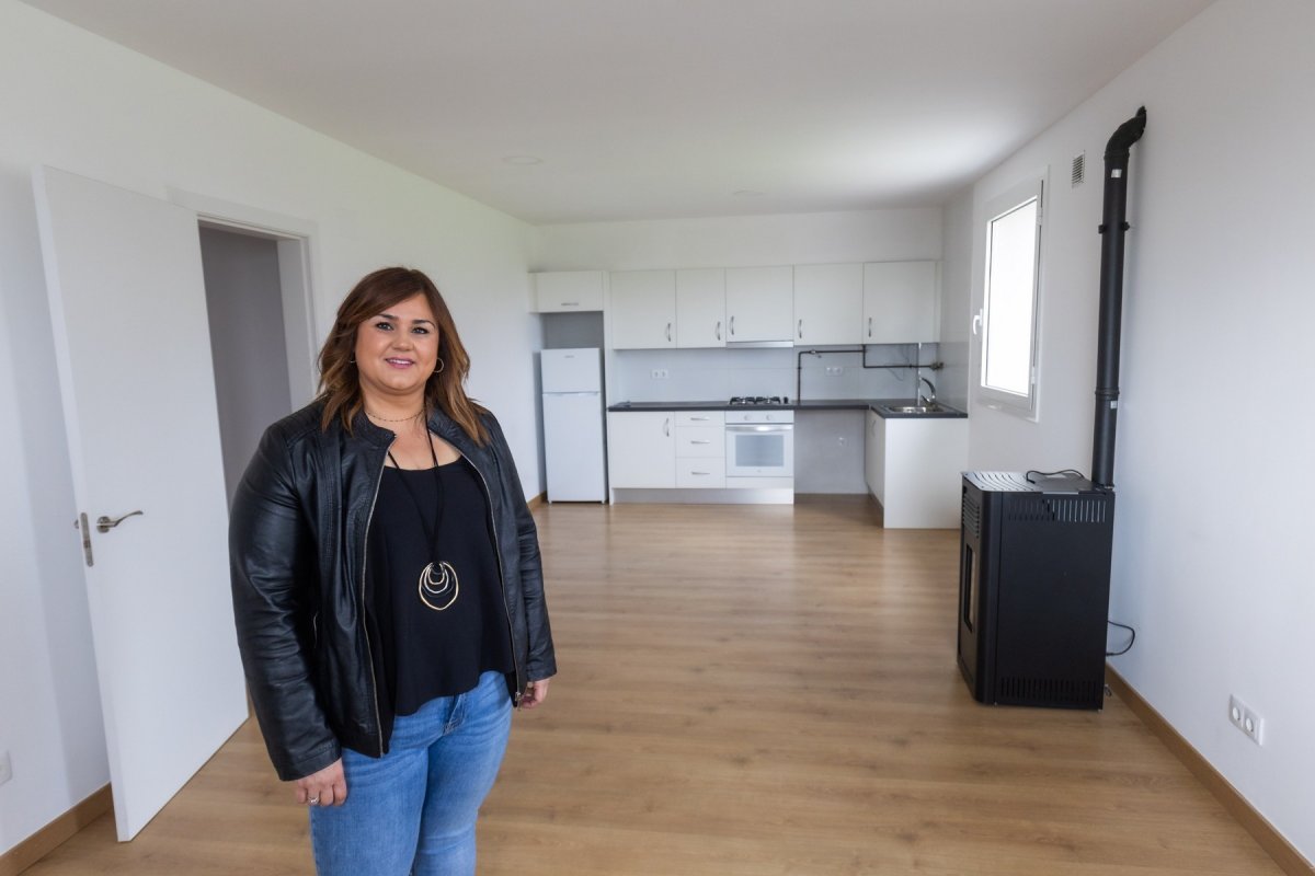 L'alcaldessa Verònica Ruiz, dijous a l'interior d'un dels pisos