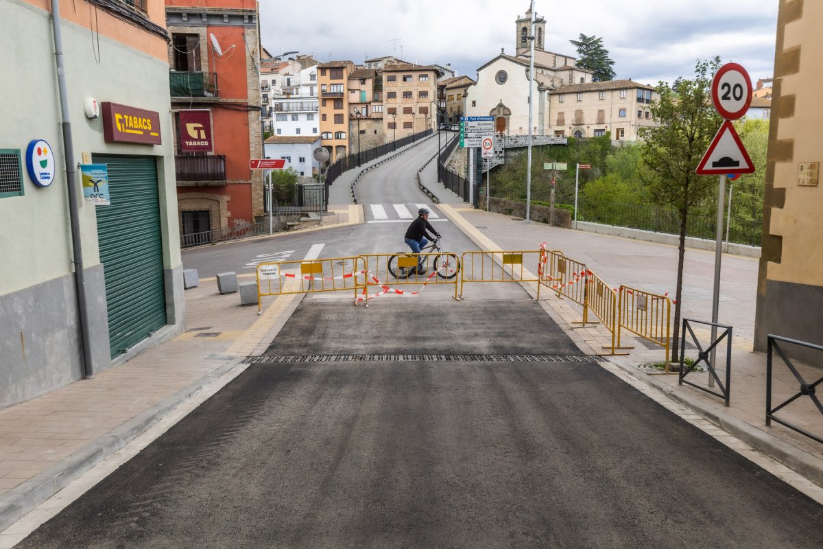 Roda de Ter arregla el sotrac d’entrada al pont Vell
