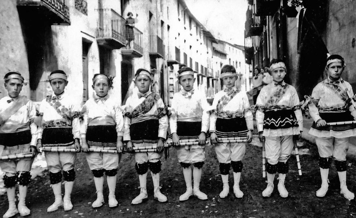 Els bastoners d’ara fa cent anys, el 1925, al carrer Major de Prats de Lluçanès