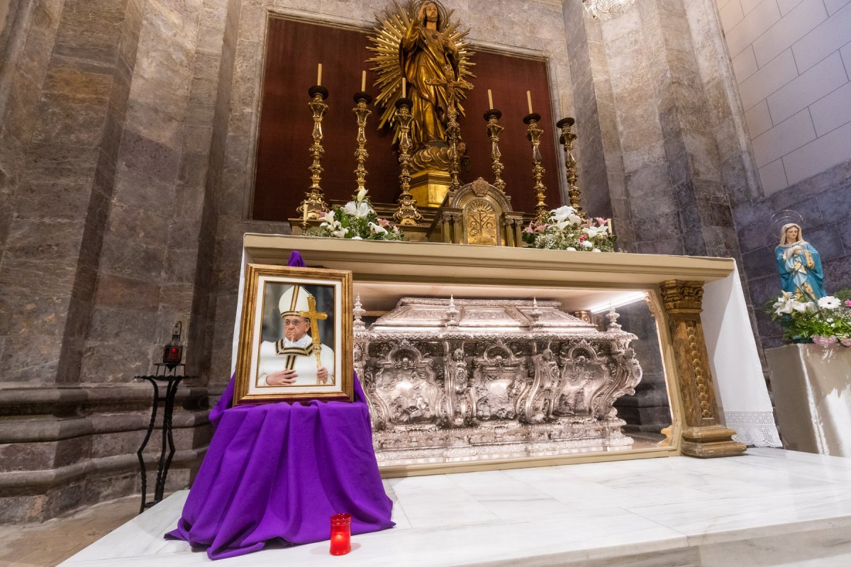 Fotografia del papa Francesc i ciris en record seu a la capella del Santíssim de la catedral de Vic