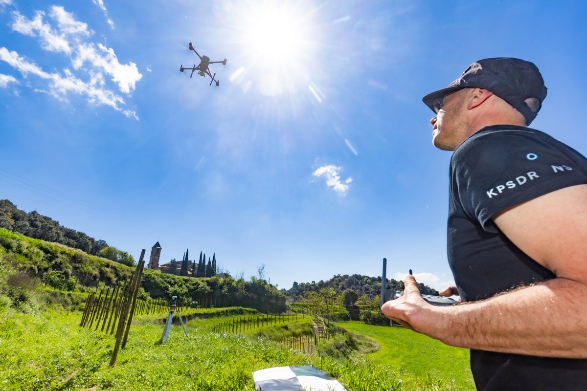 Jordi Capdevila fa volar un dron amb una càmera multiespectral sobre la vinya experimental d'Orís