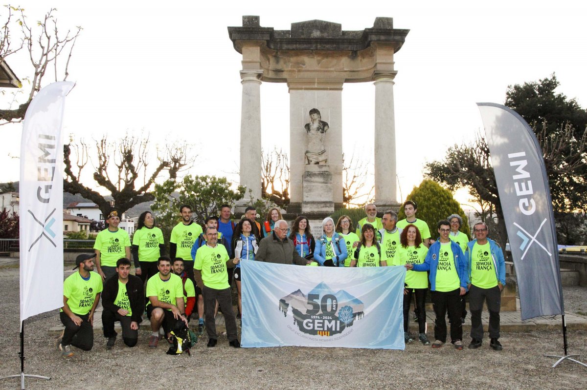 Sortida de la 50a Moià-França. Josep Alcoceba, amb bigoti, és darrere la pancarta del GEMI