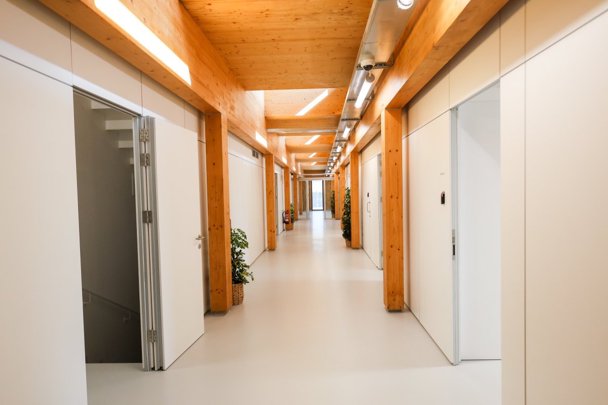 El passadís que va donant pas a les diferents dependències de la comissaria