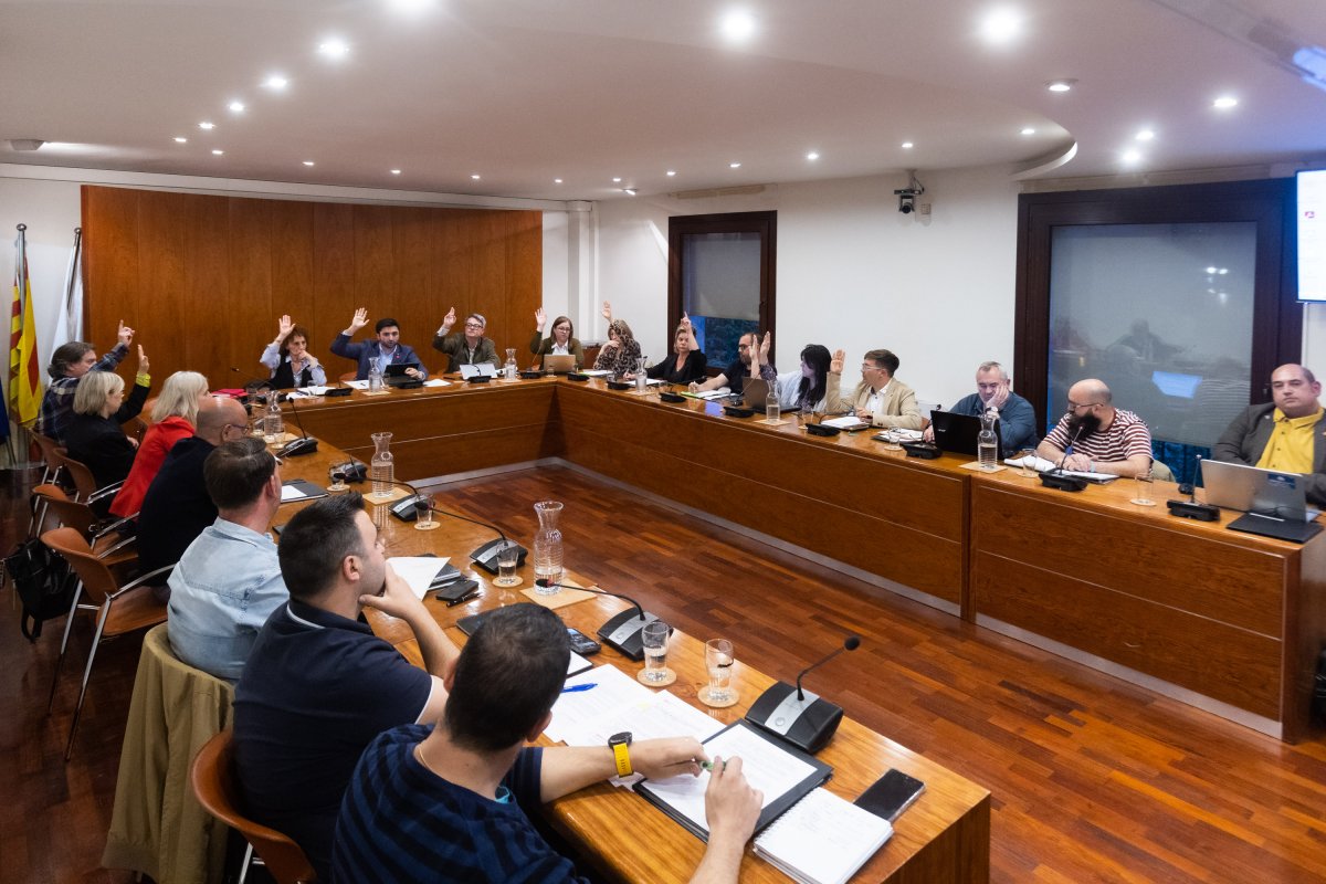 Els regidors de Junts i Esquerra voten a favor del nou cartipàs