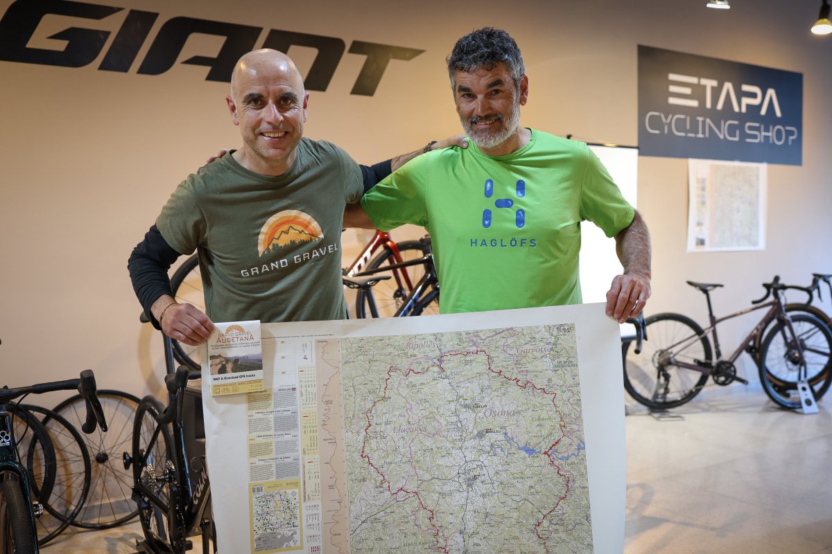 Salvador Sala i Marc Erra amb el mapa de la ruta