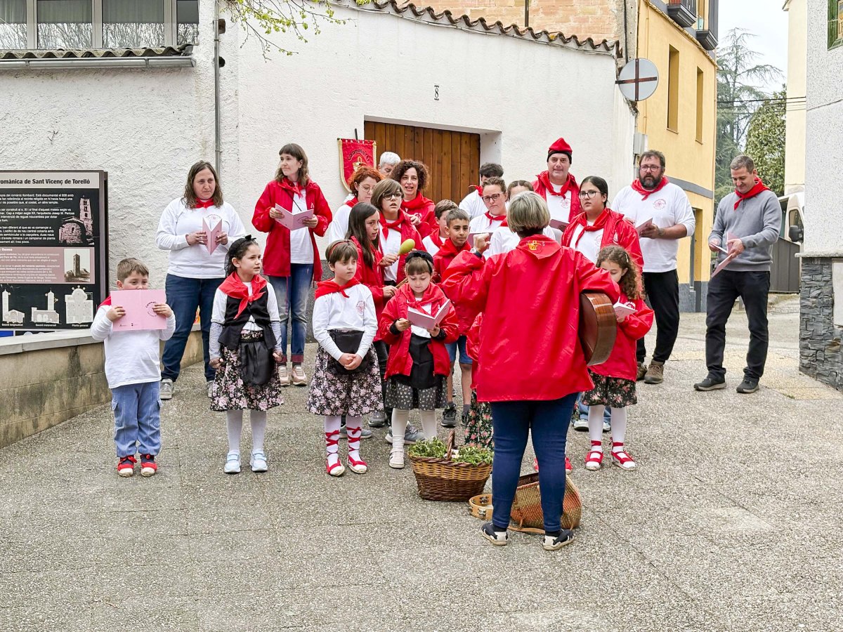 Imatge d'una cantada de caramelles a Sant Vicenç de Torelló