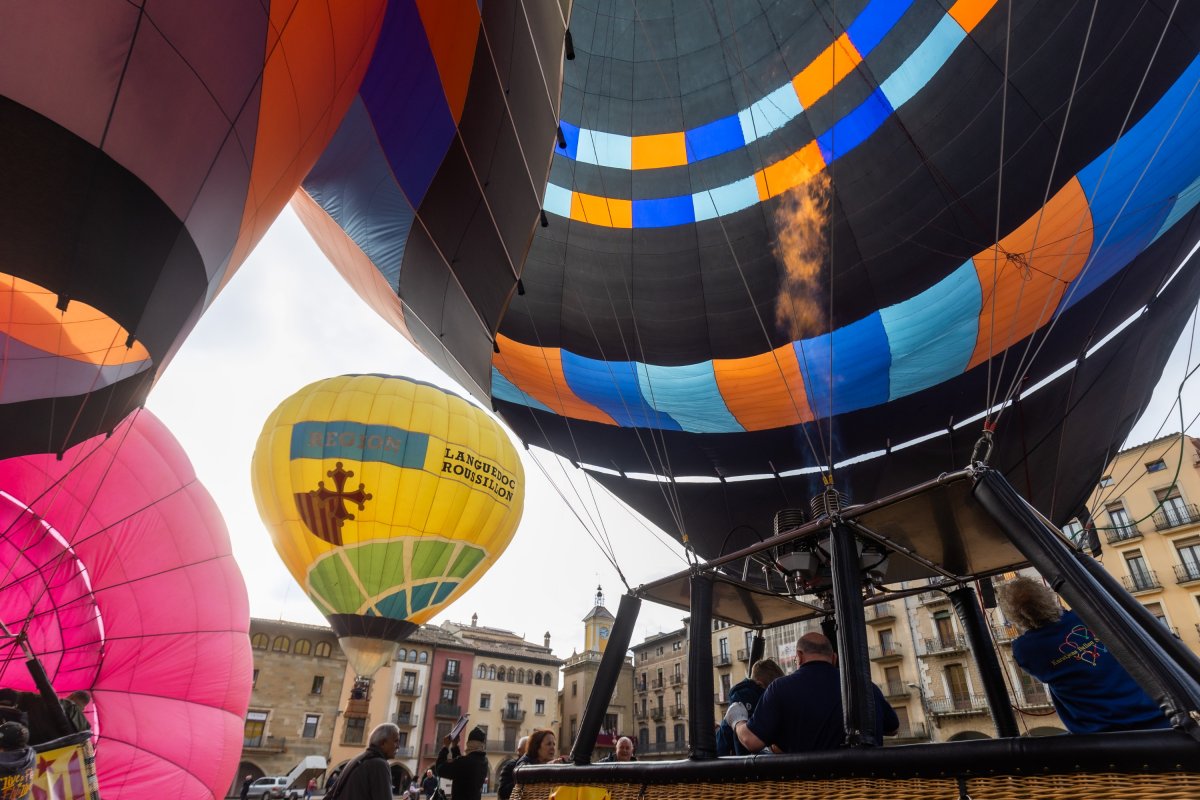 Un moment de la sortida dels primers globus des de la plaça Major, aquest dijous a primera hora del matí