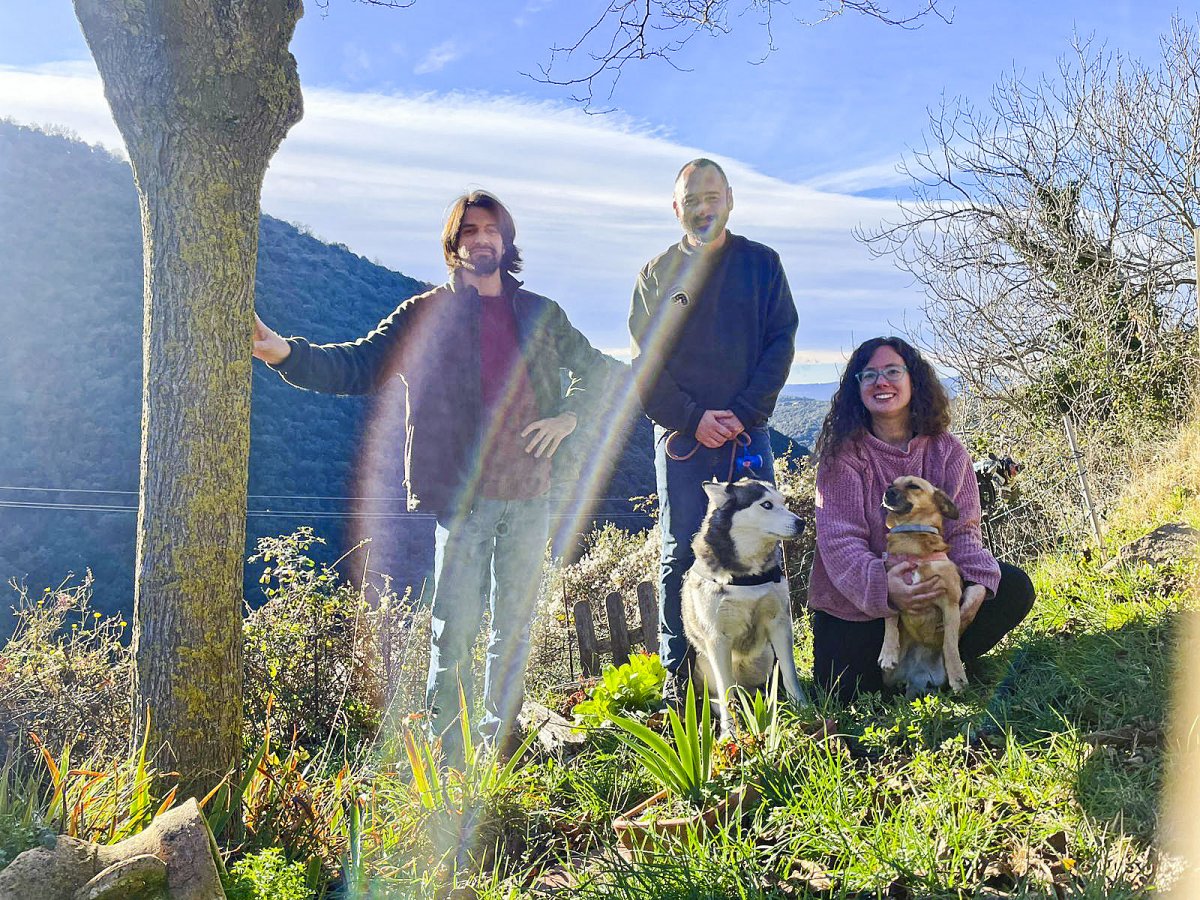 David Budó, David Suárez i Mercè Fargas, els tres ‘masovers’ de La Morera, on també hi tenen hort i aviram