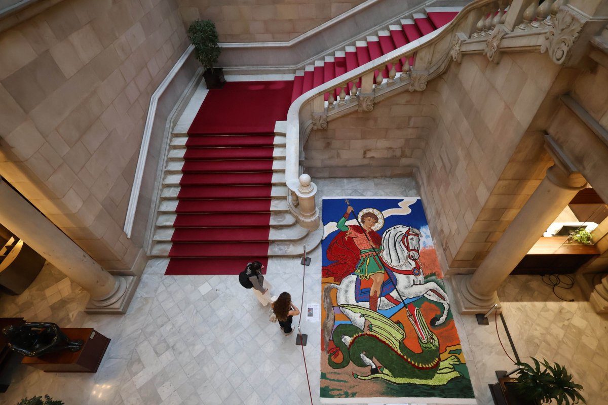 La catifa de 15 metres quadrats al peu de l'escala d'honor del Parlament