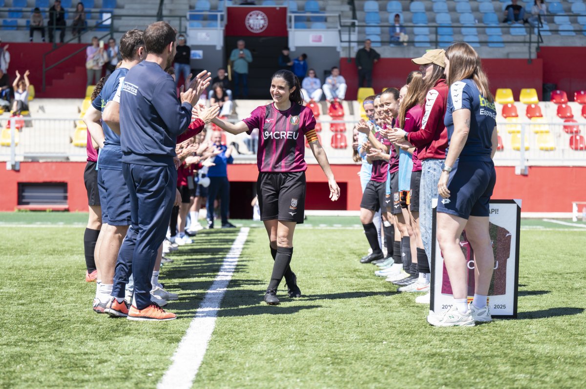 Núria Sala, rep el passadís d'honor, abans de començar el partit