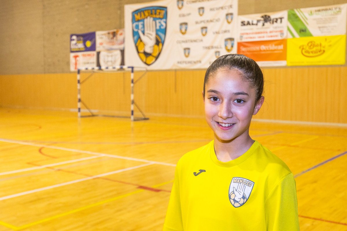 Jana Ruiz entrena amb el seu equip tres cops per setmana, al pavelló municipal de Manlleu