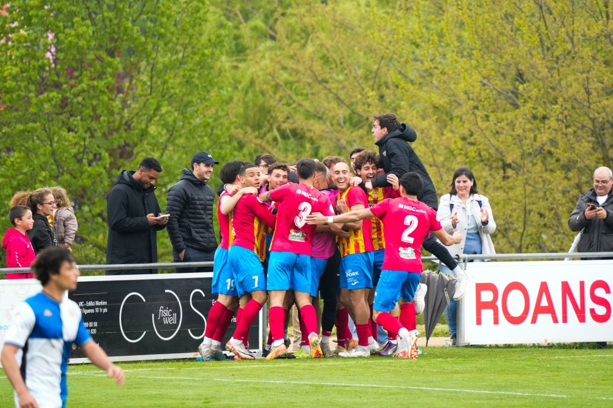 Els jugadors tonencs celebren el gol de la victòria davant el Sabadell