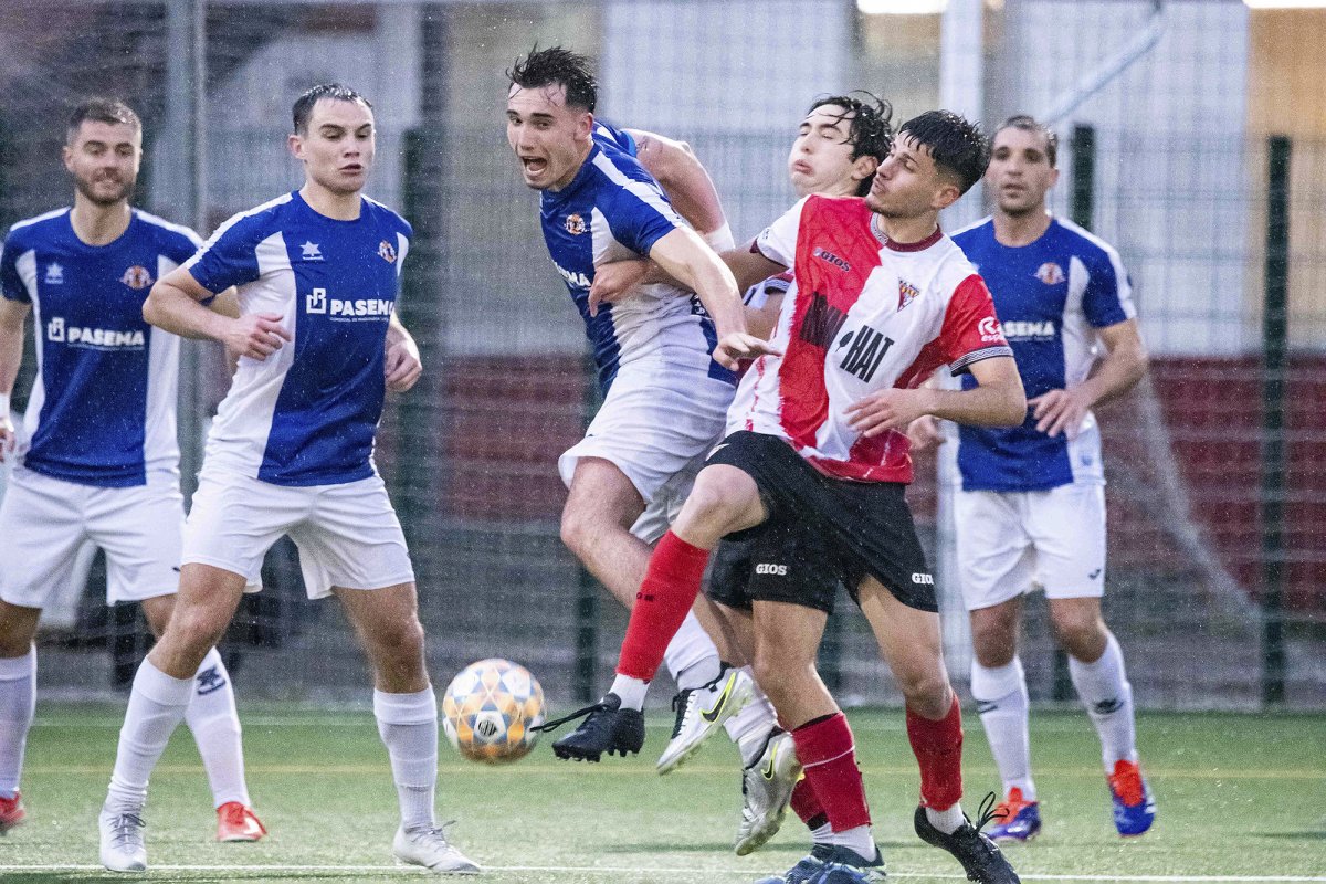 Ignasi Quer es queix d'una falta en un intent de rematada del conjunt de Ramon Carrascal