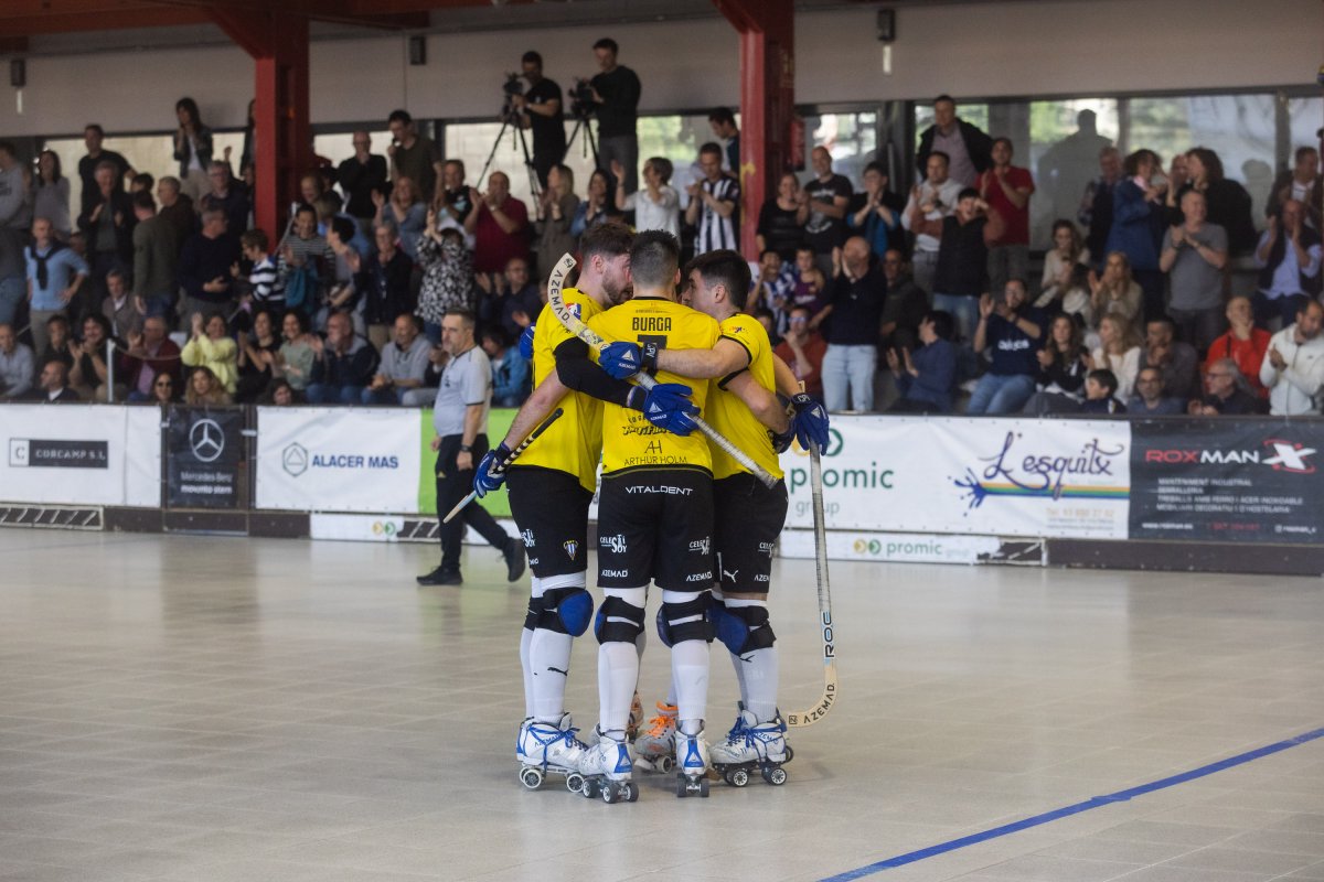 Els jugadors del Voltregà s’abracen per celebrar un dels gols davant el Lleida