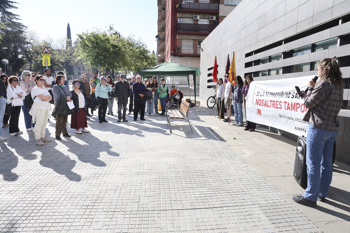 Diverses persones es van concentrar dimecres davant dels jutjats de Granollers per donar suport als encausats