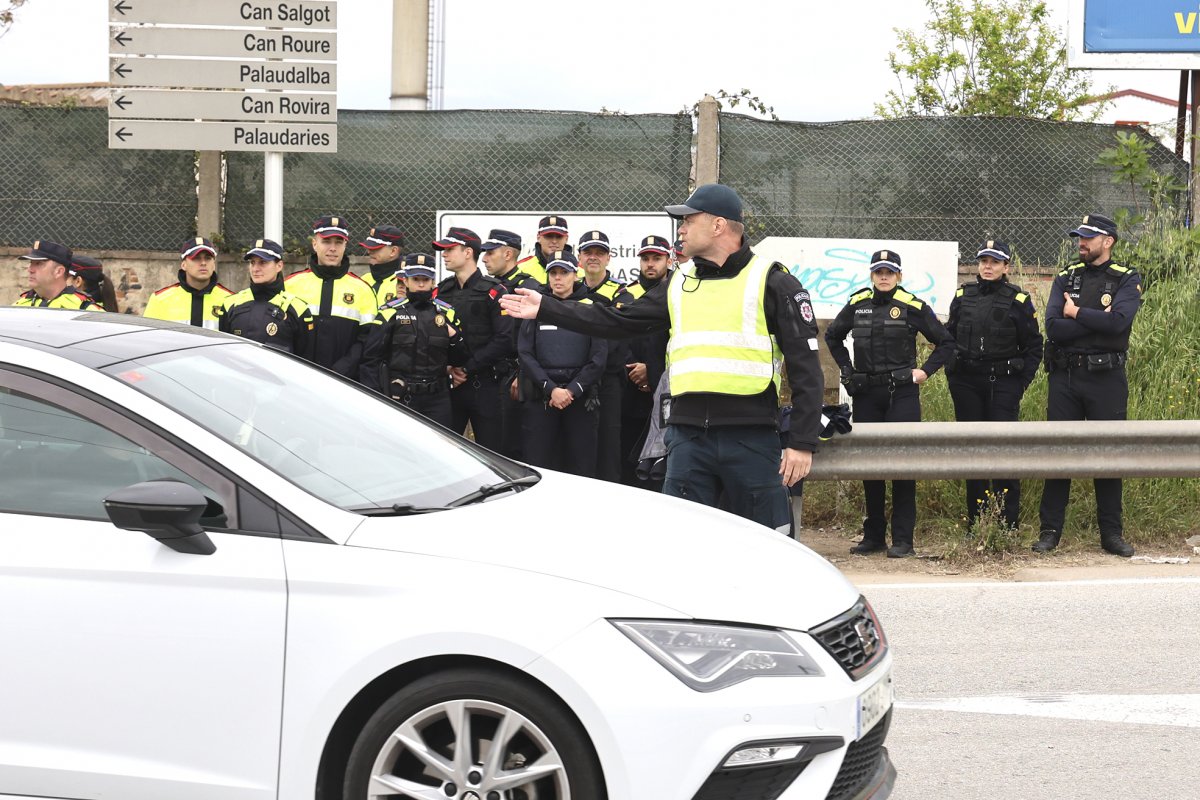 Un policia de Lituània regulant el trànsit a la C-155
