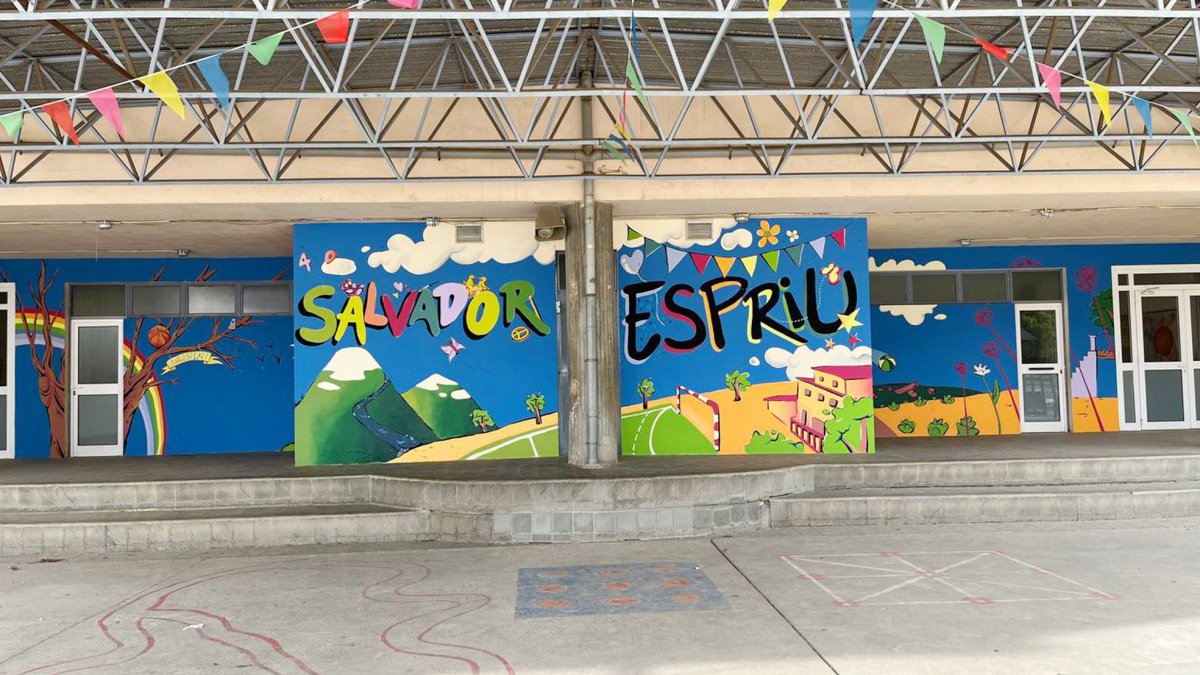 El mural de Pau Farell va quedar pintat abans de Setmana Santa al porxo del pati de l’edifici de l’escola Salvador Espriu de Granollers