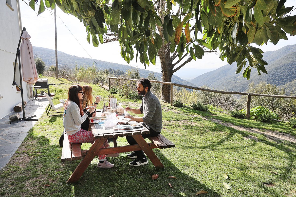 Unes persones esmorzant aquest dissabte a la casa rural del Porxo de Can Baixeres a Montseny