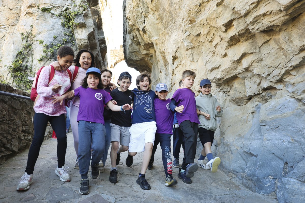 Els alumnes de l'Escola Rural Sant Quirze Safaja durant la visita guiada de dijous