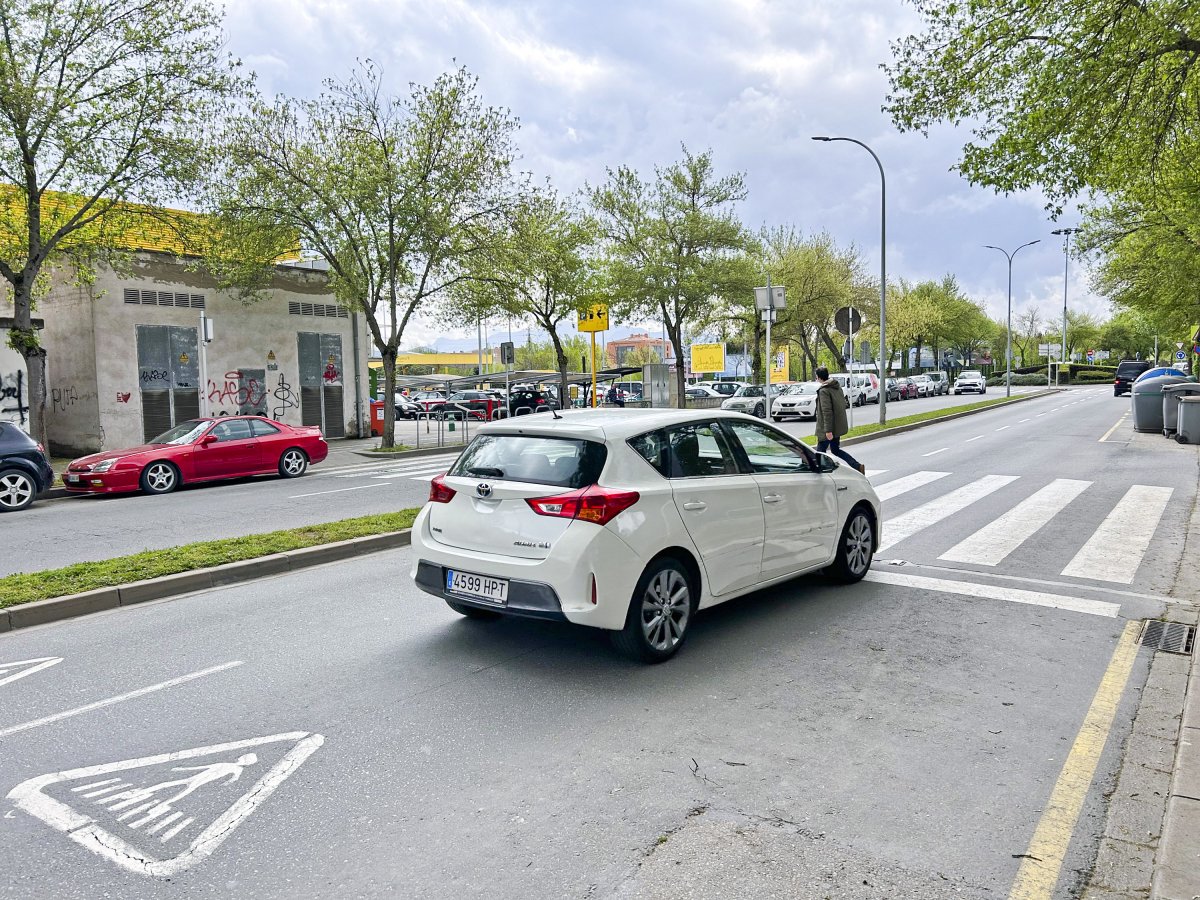 Vista del carrer Torelló, on els veïns consideren que l’aparell està mal col·locat i els cotxes corren igualment