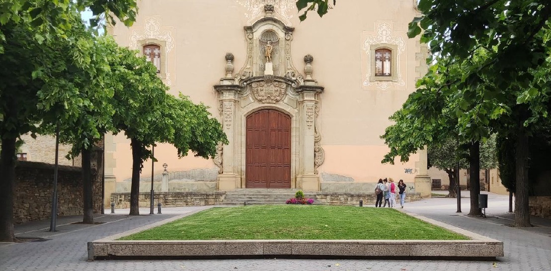 La plaça de l'Església de Taradell, amb el gran parterre que l'Ajuntament es proposa eliminar