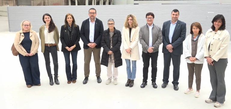 Representants de l'Ajuntament i la Generalitat, aquest divendres a l'antic solar del mercat municipal de Vic