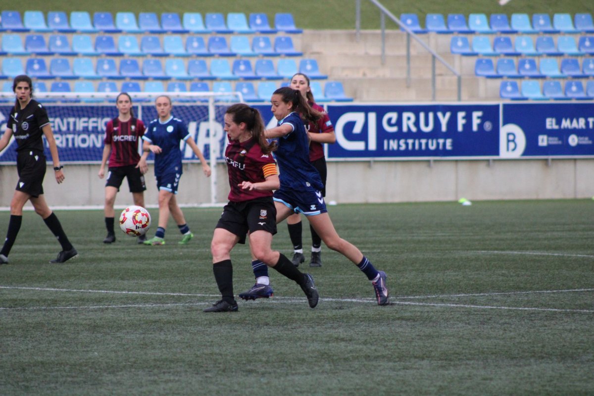 Alba Cardona protegeix la pilota davant l'osonenca del Llevant Badalona Paula Sánchez