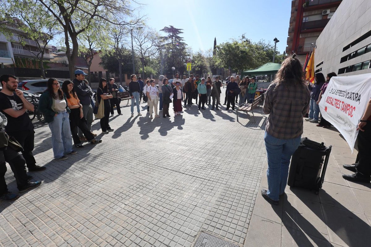 Una quarantena de persones s'han concentrat davant dels jutjats de Granollers abans del judici