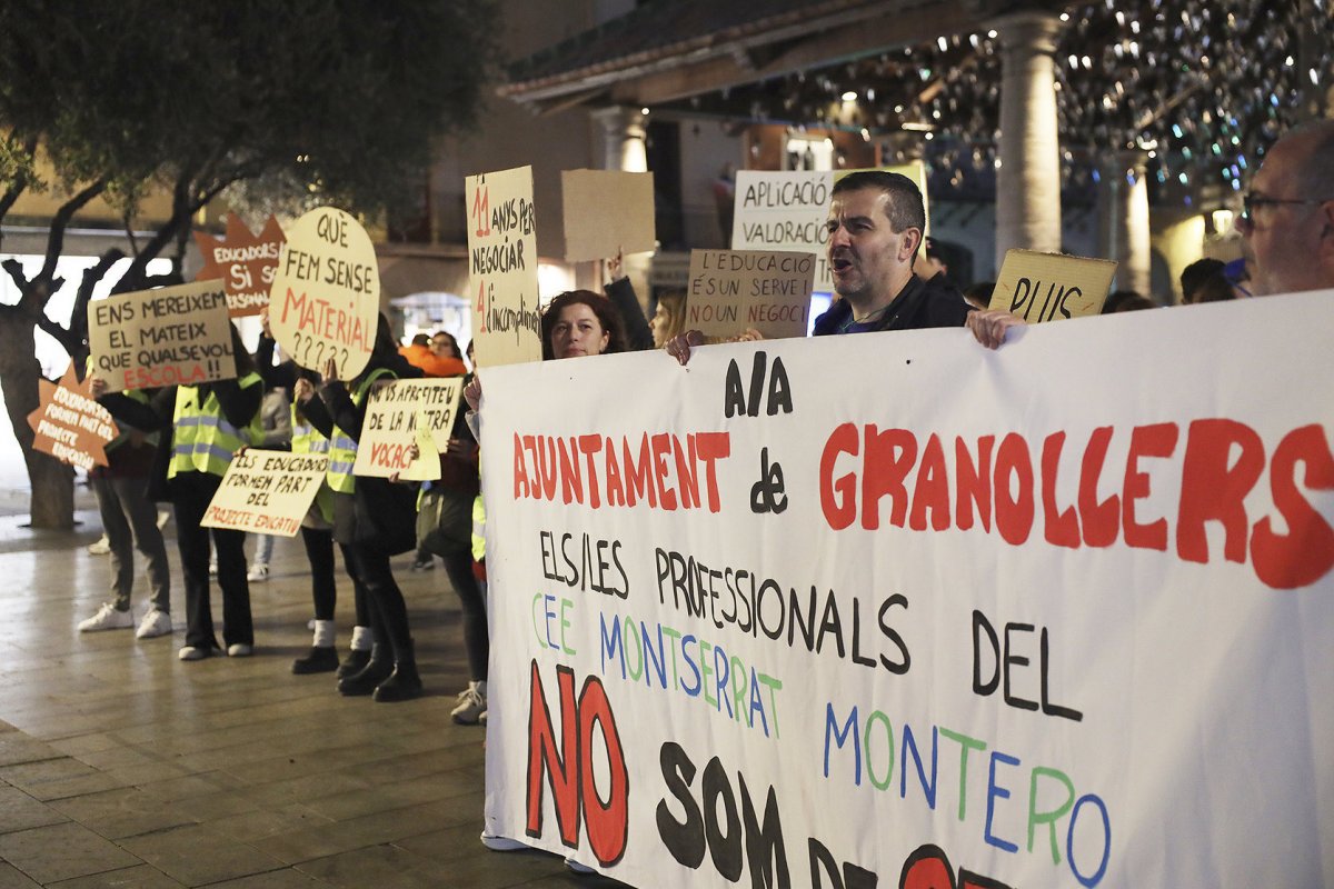 Una concentració dels professionals del Montserrat Montero a la Porxada, el 2023