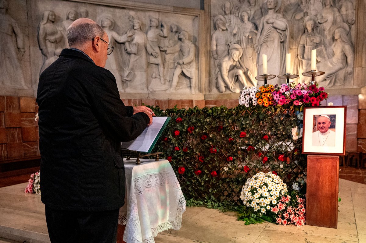 Un fidel signant al llibre instal·lat a l'església de Sant Esteve de Granollers