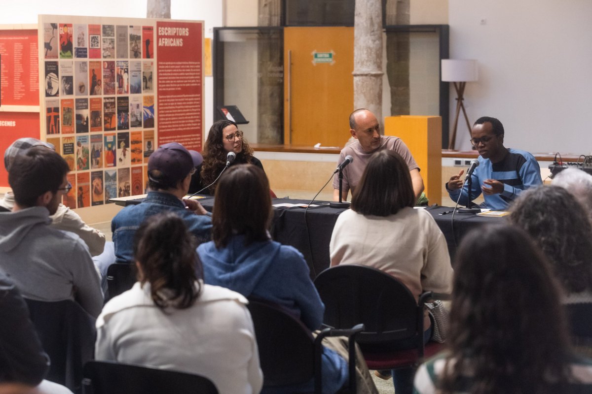 Miriam El Mouhadab, Joan Arumí i Firmin Dusabe, en l'acte de dimarts passar