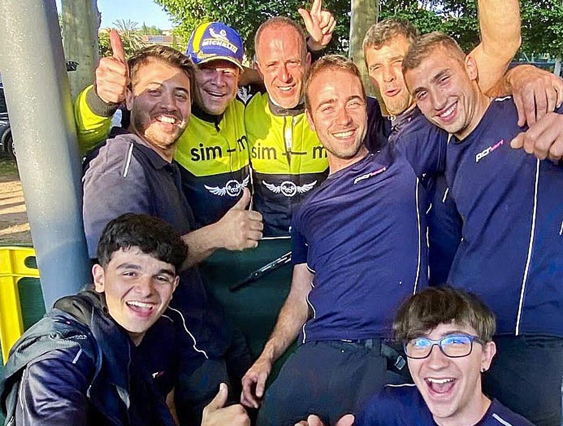 Orriols i Moreno amb el seu equip, celebrant la victòria a l'Empordà