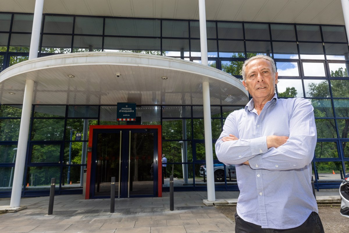 Rafael Manzano, que ara es jubila, a la porta de la comissaria de Ripoll