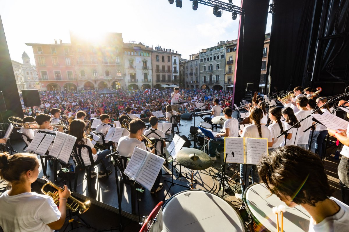 La Jove Rítmiks Orchestra en el concert de benvinguda als participants en el festival, aquest dijous a la plaça Major de Vic