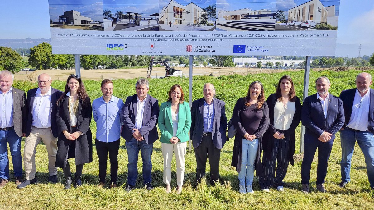 La consellera Paneque, al centre, davant del solar municipal del polígon la Ronda de Gurb on ja ha començat el moviment de terres