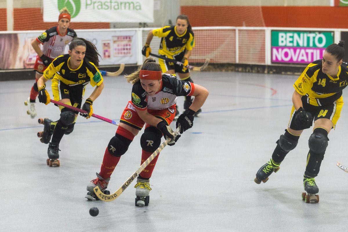 Valentina Fernández, autora del primer gol, conduint la bola en una jugada del partit