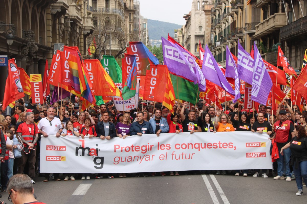 El secretaris generals a Catalunya de la UGT i CCOO, Camil Ros i Belén López, encapçalant la manifestació