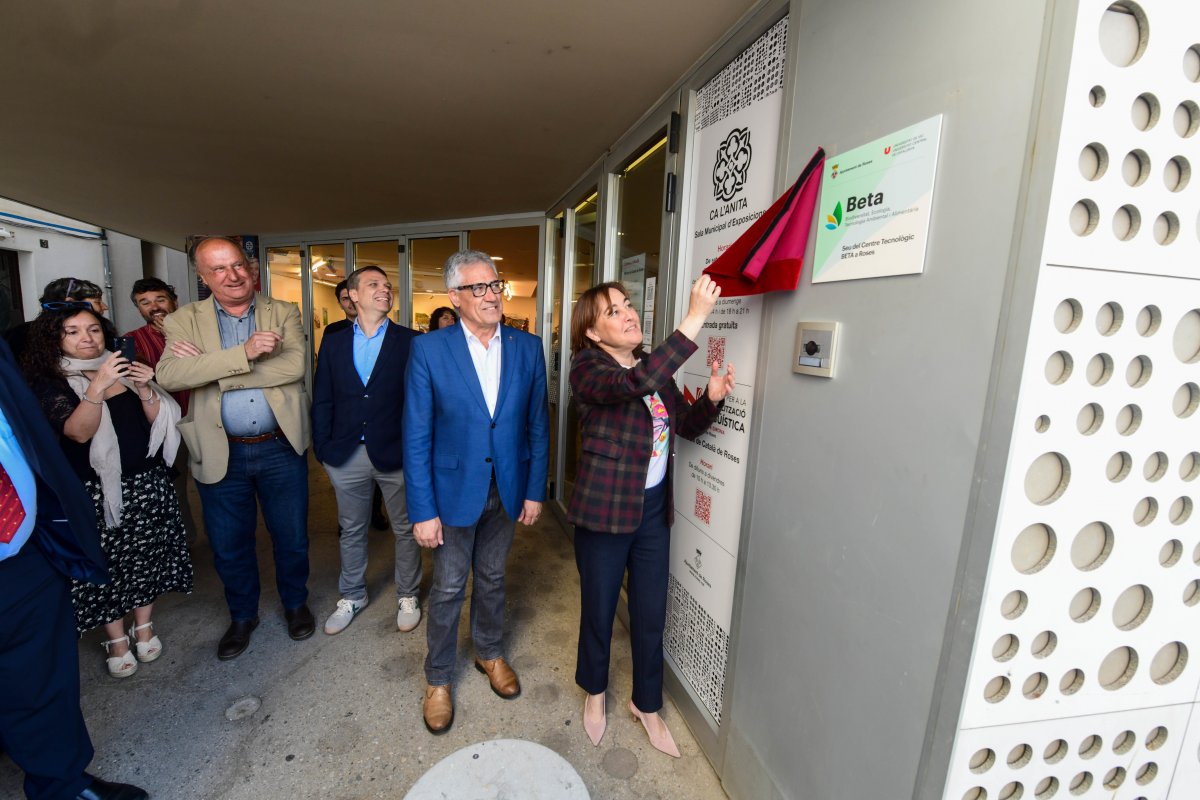 La consellera de Territori Sílvia Paneque descobreix la placa de la nova seu del CT BETA a Roses