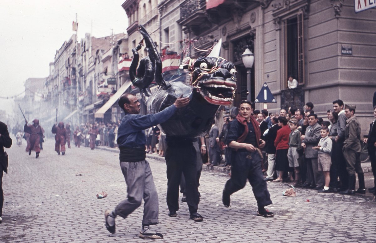 El Drac de Vilafranca del Penedès durant 'El gran desfile de fuego' de 1957