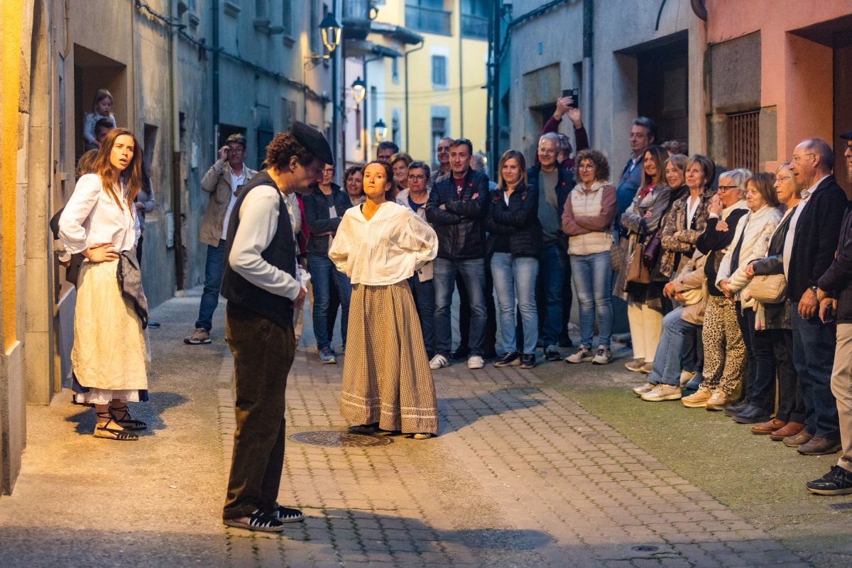 Una de les escenes de la ruta teatral per Manlleu