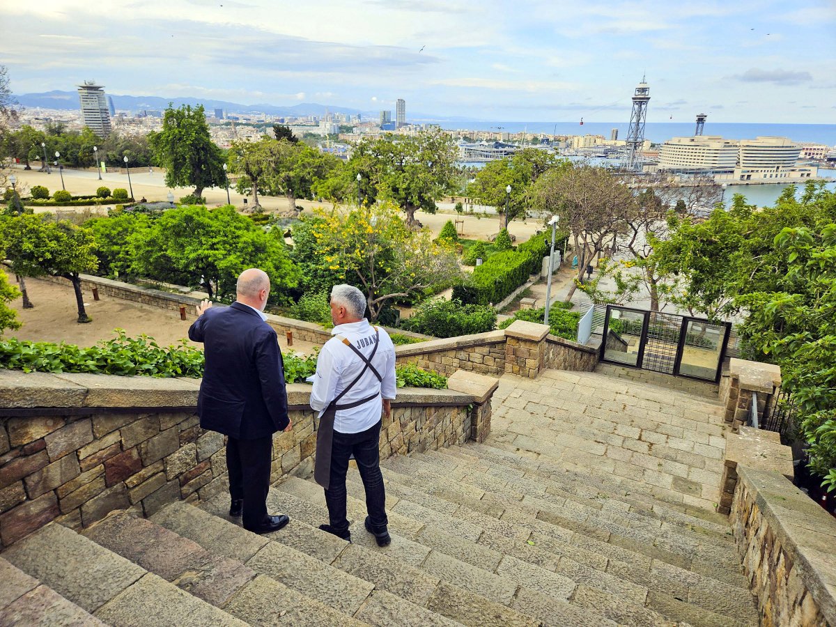 Nandu Jubany i Víctor Martí, gestor de l’Hotel Miramar, contemplen el mar i part de Barcelona des dels jardins Costa i Llobera, situats just a sota dels jardins i la piscina del complex hoteler