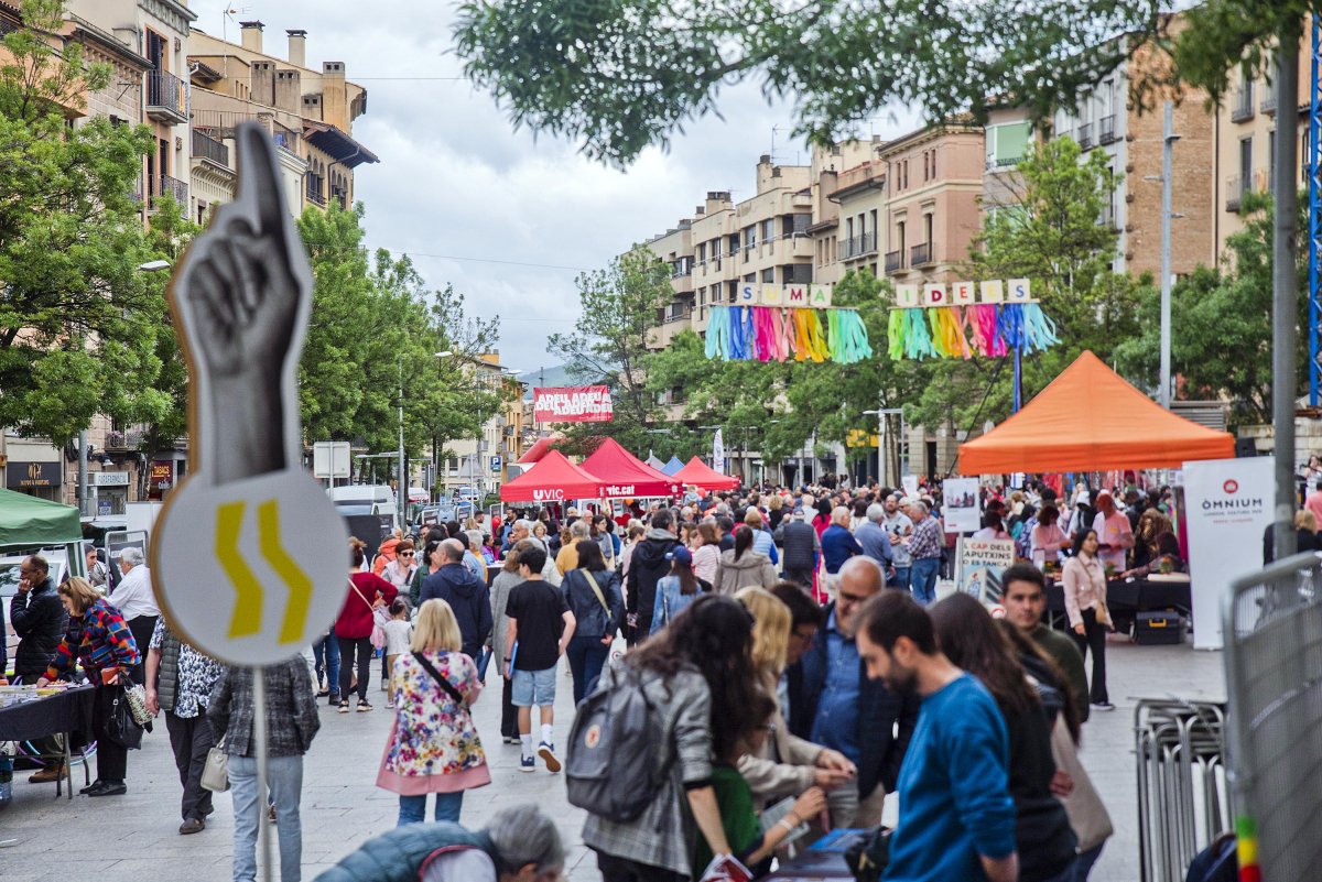 Ambient de parades a la Mostra d'Entitats de Vic