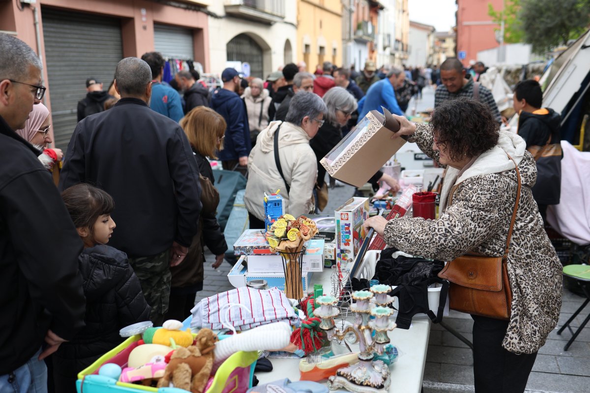 Ambient de gent al Mercat del Trasto de Torelló
