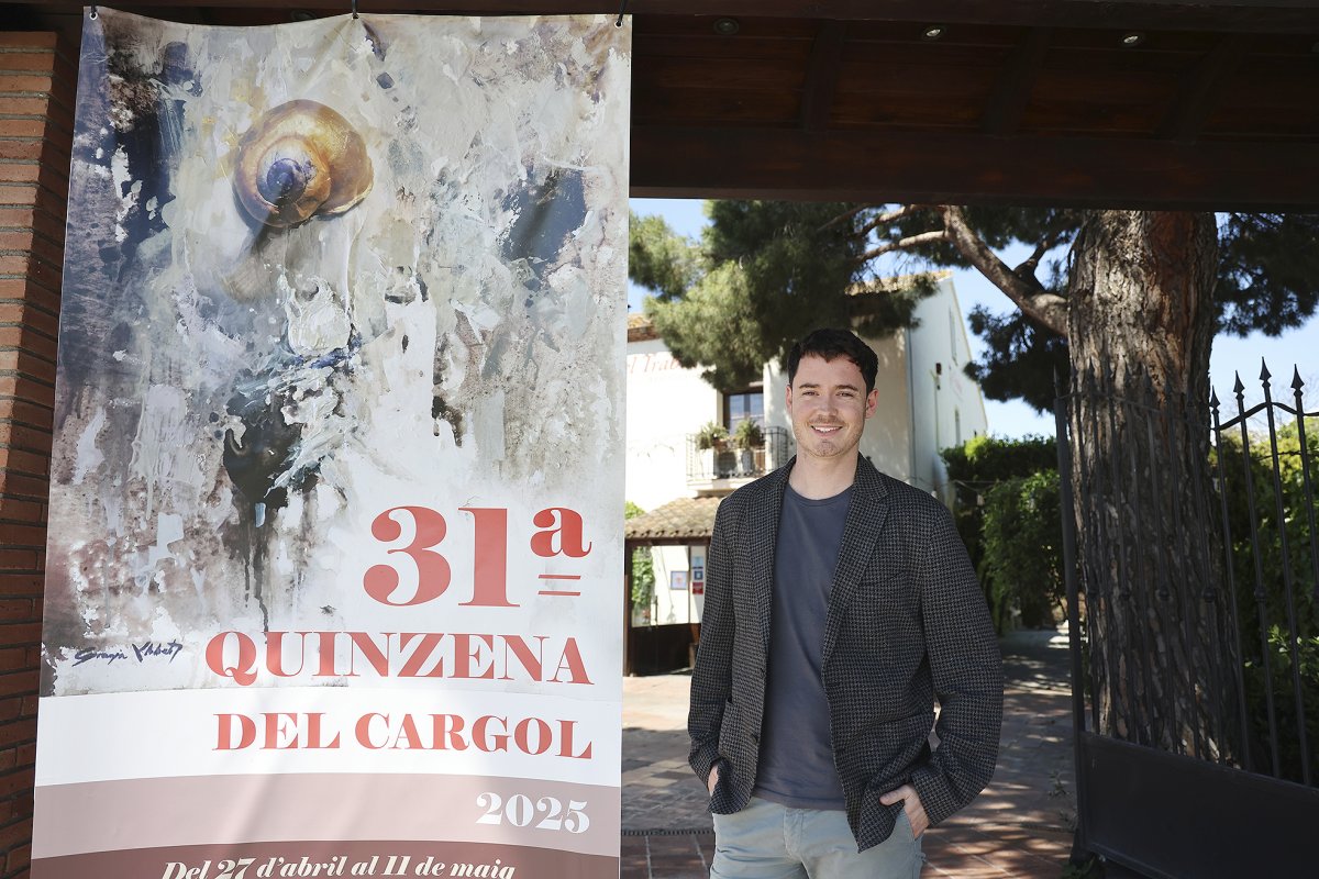 Albert Arimany amb el cartell de la Quinzena del Cargol de El Trabuc