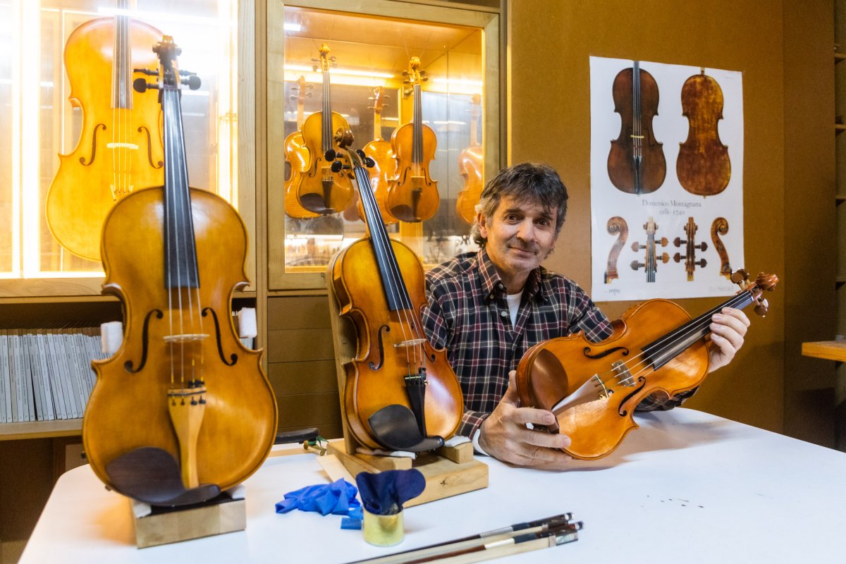 Joan Boixadé, a l'espai del taller on exerceix de lutier