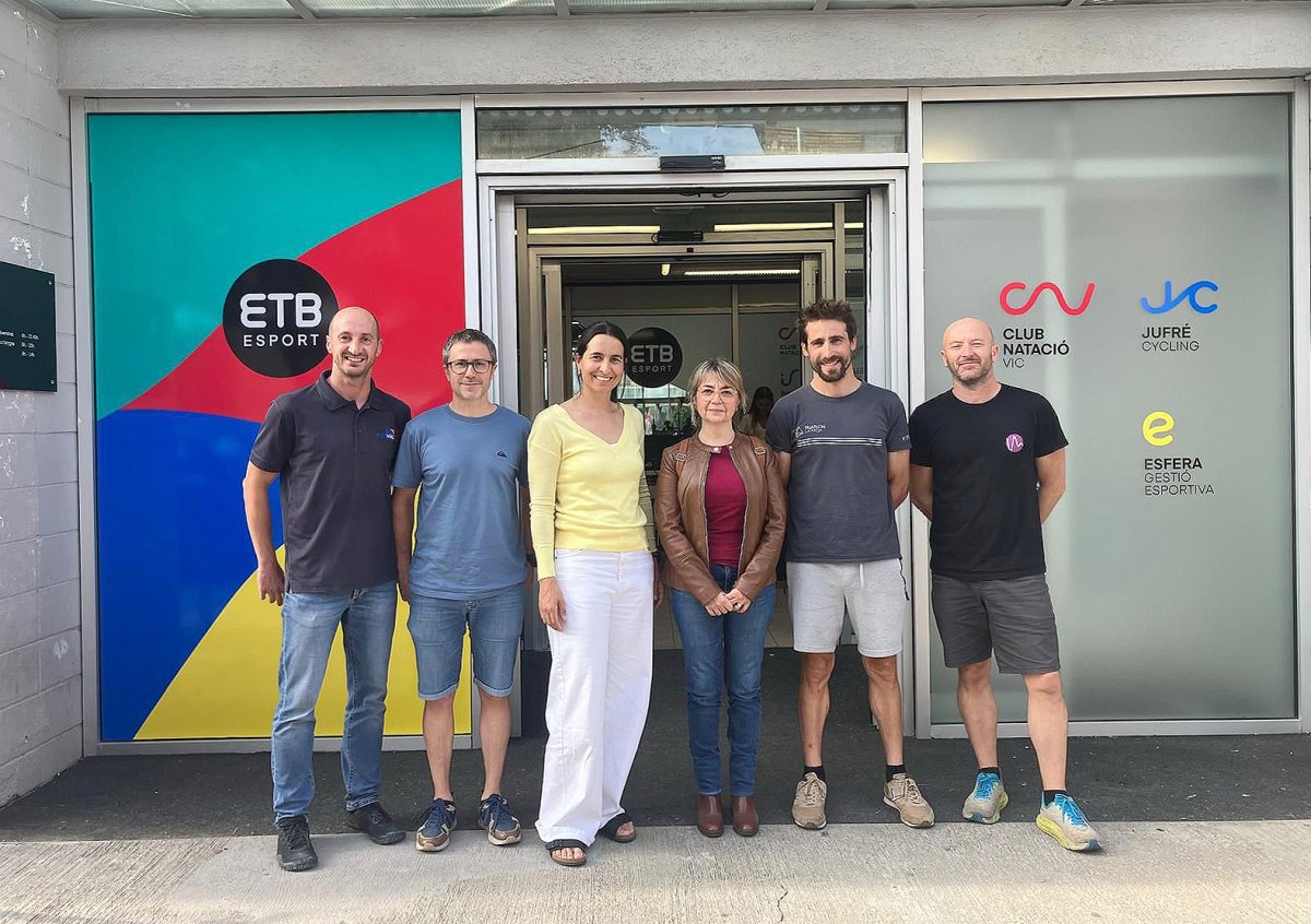 Responsables d'Osona contra el Càncer i d'ETB Esport, presentant la iniciativa